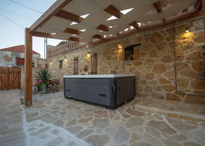 Pamelas House With Jacuzzi