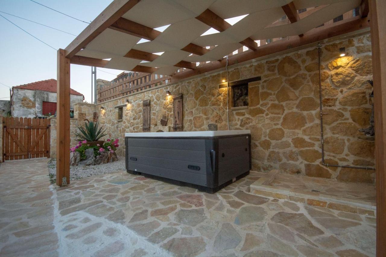 Pamelas House With Jacuzzi Holiday home