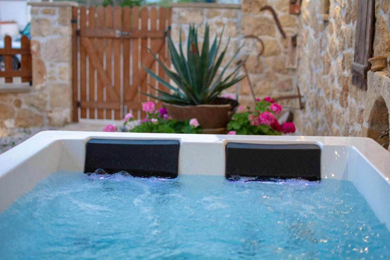 Pamelas House With Jacuzzi Holiday home