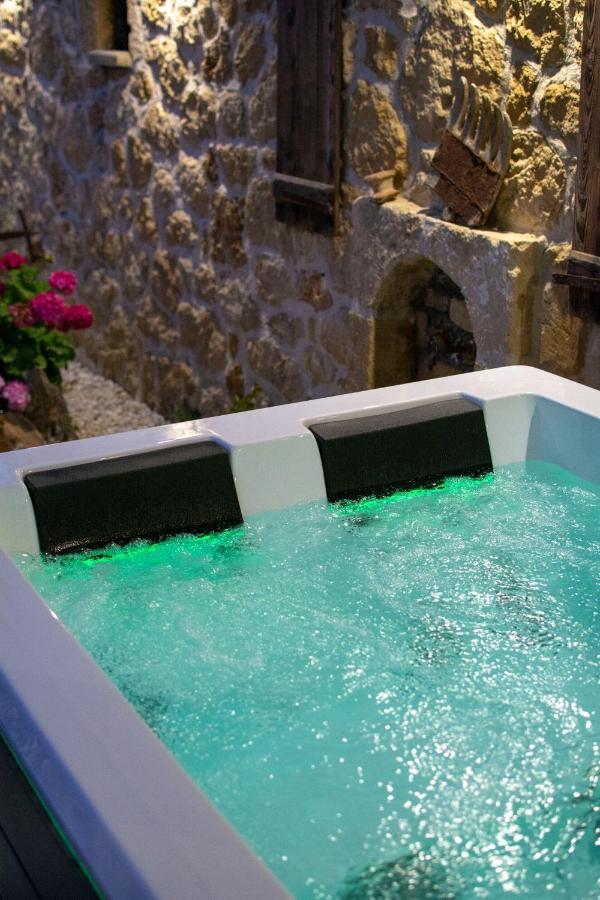Pamelas House With Jacuzzi Holiday home