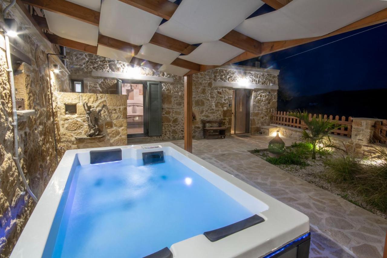 Pamelas House With Jacuzzi *