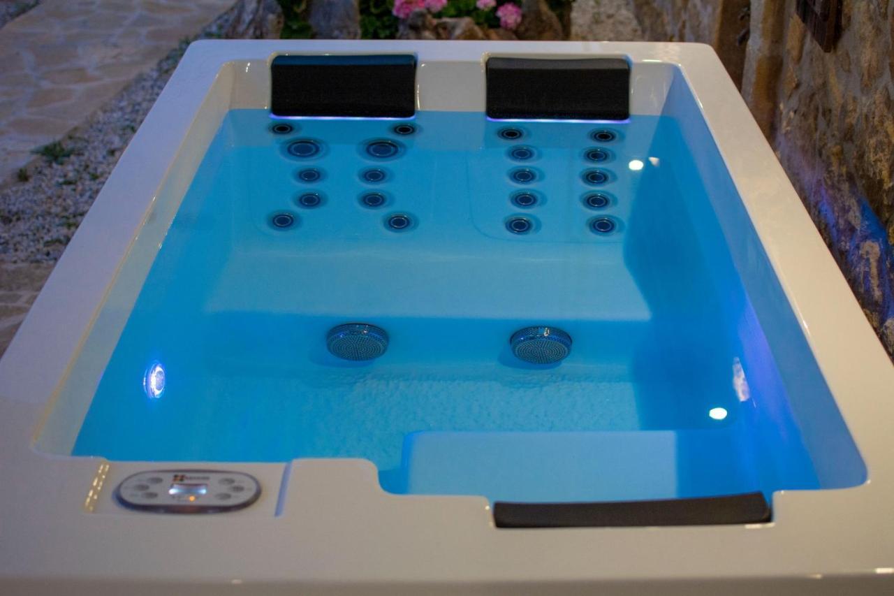 Holiday home Pamelas House With Jacuzzi *
