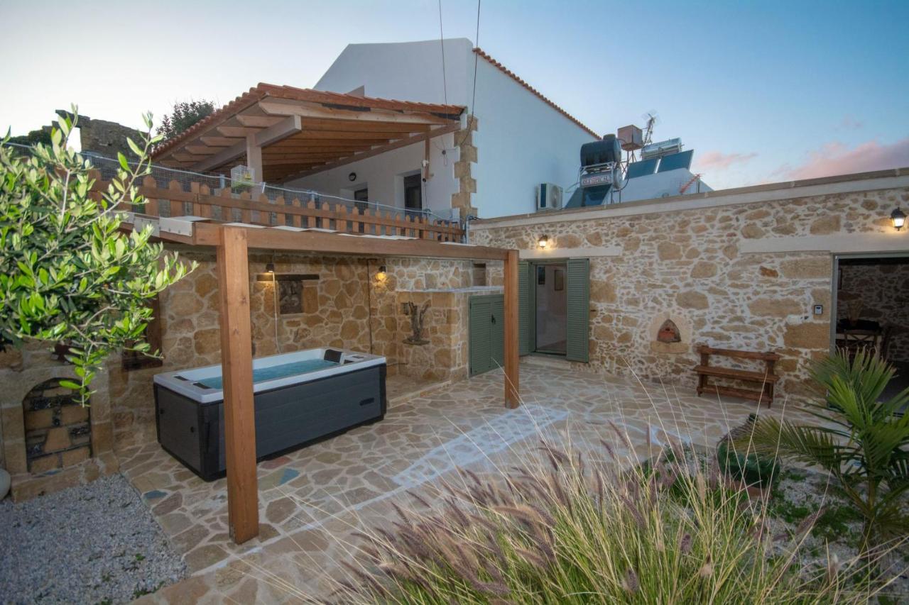 Pamelas House With Jacuzzi